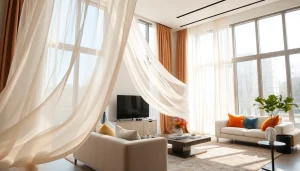 Gebruik van voile stof als gordijnen die natuurlijk licht in een woonkamer filteren.